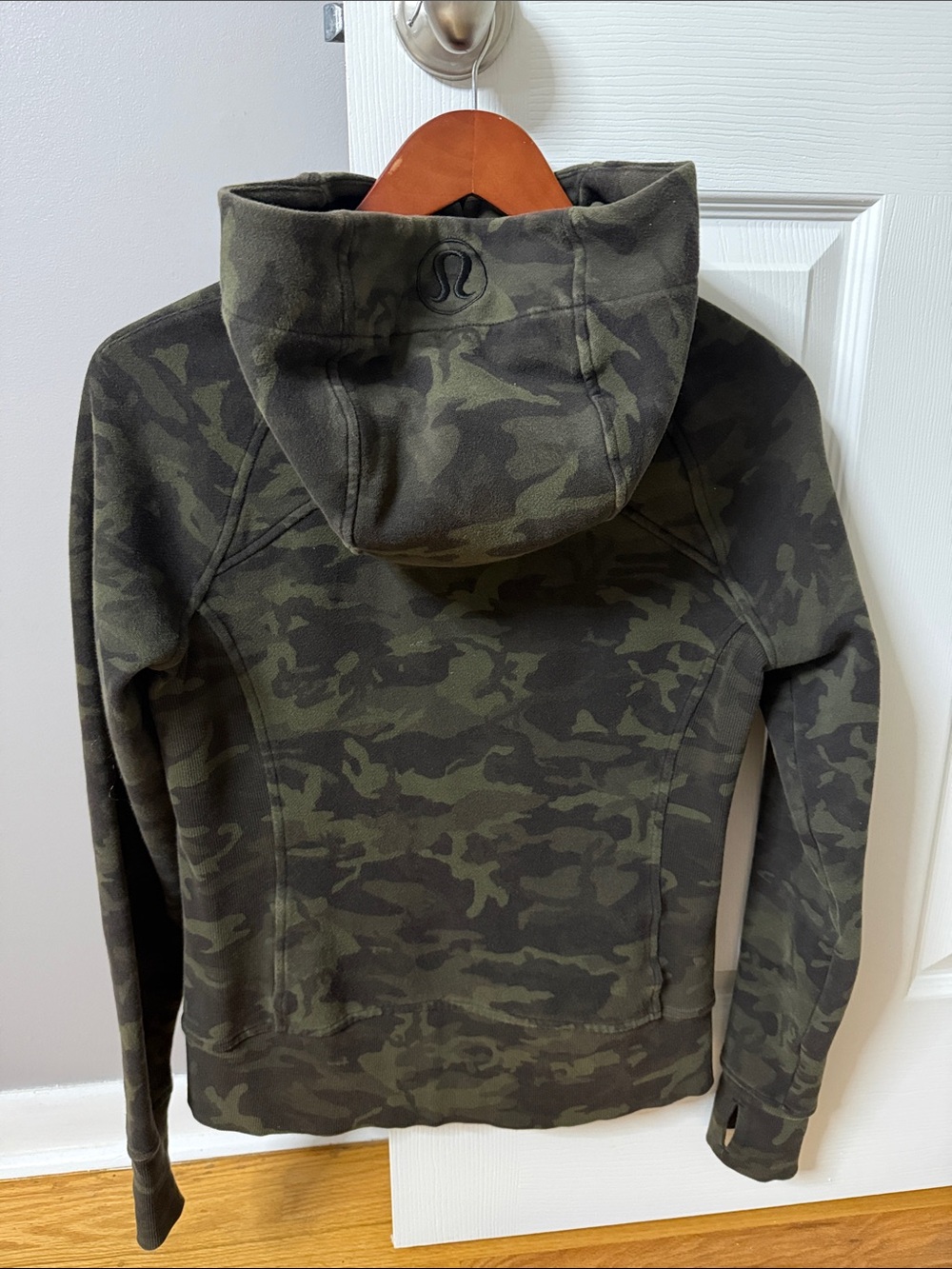 lululemon athletica Women's Olive Green Camo Full-Zip Bomber Jacket - Picture 2 of 3
